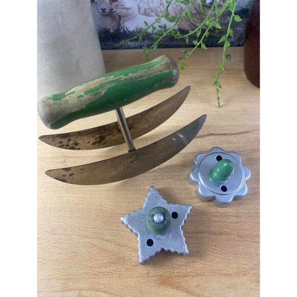 Vintage Green-Handled Double Blade Chopper & Aluminum Cookie Cutters Star/Flower - Picture 4 of 6